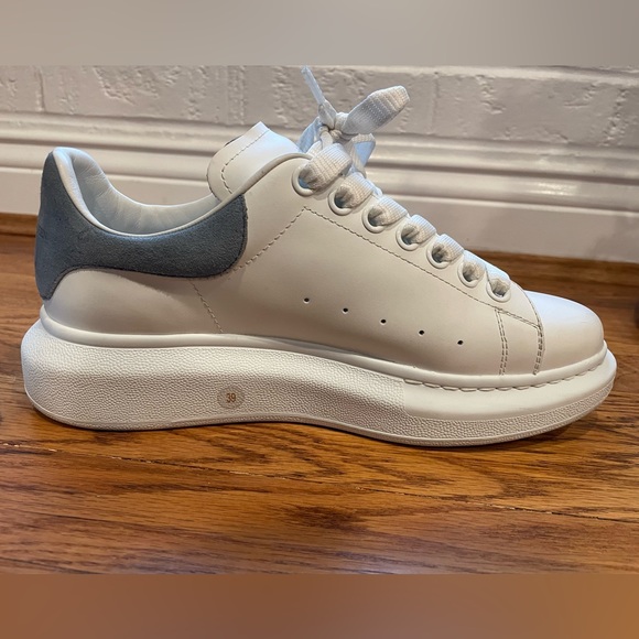 Alexander McQueen Women’s Oversized Sneaker Size 39 - Picture 8 of 12